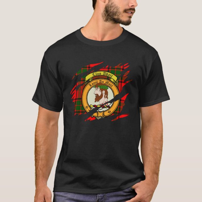 Adair Clan Scottish Crest and Tartan T-Shirt (Vorderseite)