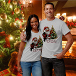 Adair Scottie Dog Christmas Personalisiert T-Shirt<br><div class="desc">Los geht's,  es ist ein schottischer Hund Weihnachten! Alle für den Weihnachtsmann gekleidet,  sportt er einen Adair-Tartan-Bogen. Feiern,  Party,  Clan-Ansammlungen und Shopping! Sie können den frohen Weihnachtsraum auf alles,  was Sie mögen,  personalisieren oder verlassen,  wie es ist! Gute Ferien!</div>