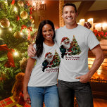 Adam Scottie Dog Christmas Personalisiert T-Shirt<br><div class="desc">Los geht's,  es ist ein schottischer Hund Weihnachten! Alle für den Weihnachtsmann gekleidet,  sportt er einen Adam-Tartan-Bogen. Feiern,  Party,  Clan-Ansammlungen und Shopping! Sie können den frohen Weihnachtsraum auf alles,  was Sie mögen,  personalisieren oder verlassen,  wie es ist! Gute Ferien!</div>