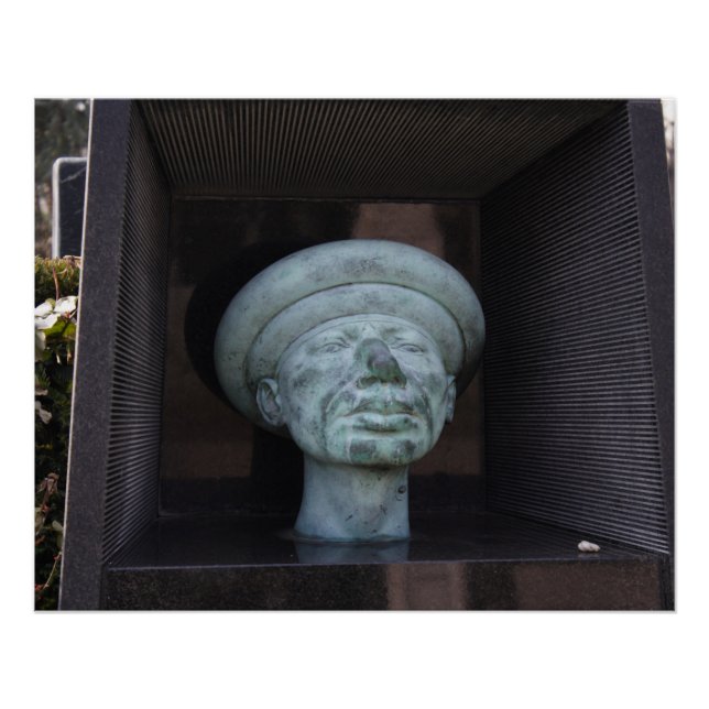 Adam - Skulptur am Rudolf Hausner Grab Poster (Vorderseite)