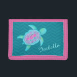 Addieren aquamarine rosa Schildkröte des Trifold Geldbörse<br><div class="desc">Niedliche wunderliche Schildkrötekunstgeldbörse für Kinder fertigen mit Ihrer eigenen Wahl des Namens besonders an. Dieses Beispiel liest Isabella. Niedliche kleine Geldbörse oder Geldbeutel für Kinder die Schildkröten das Meer und die Seegeschöpfe. Vervollkommnen Sie für Eltern der Strandliebhaber, -schwimmens und -tauchens. Eine große Geschenkidee für das Tauchen und das Schwimmen der...</div>