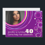 Addieren Sie Ihr Foto, das funky 40. Geburtstag Einladung<br><div class="desc">Helles lila Kreisdoppeltes versah Entwurfseinladung mit Seiten. Funky Kreisentwurfseinladung addieren das Foto Ihres eigenen Geburtstagsmädchens und fertigen mit Ihren eigenen Details besonders an. Einzigartiger Entwurf durch Sarah Trett.</div>