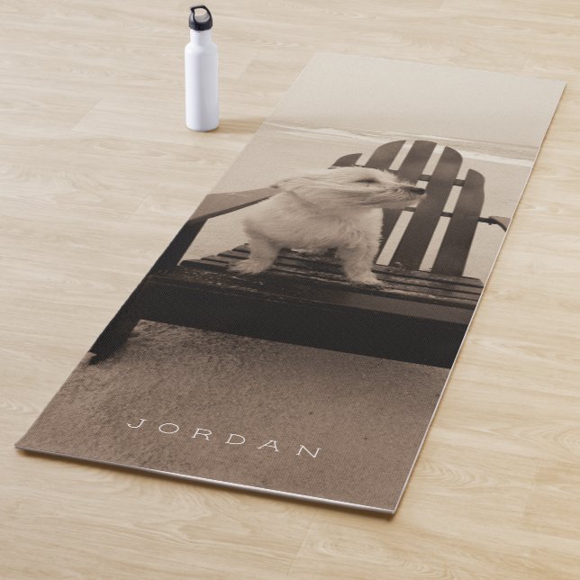 Addieren Sie Ihren Namens| Hund, der den Strand Yogamatte (Beispiel)