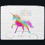 Addieren Sie personalisierten iPad Hülle<br><div class="desc">Ein Regenbogen Unicorn in einem Himmel der Polkapunkte und -Glitters… das perfekte Geschenk für ein spezielles Mädchen,  das an Magie und Unicorns glaubt.</div>