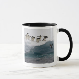 Adelie-Pinguine, die in Meer Paulette tauchen Tasse
