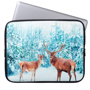 Adelige Hirschfamilie in einem schneebedeckten Win Laptopschutzhülle
