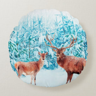 Adelige Hirschfamilie in einem schneebedeckten Win Rundes Kissen