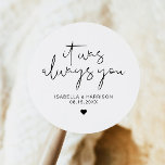 ADELLA Edgy Moderne Minimalistische Gastgeschenk H Runder Aufkleber<br><div class="desc">Dieser Aufkleber zeichnet sich durch einen edlen handgeschriebenen Schriftart und modernes minimalistisches Design aus,  mit dem Satz "Es war immer du". Ändern Sie einfach Namen und Datum auf dem Aufkleber und bearbeiten Sie alle Farben,  indem Sie auf "klicken,  um weiter anzupassen" klicken.</div>