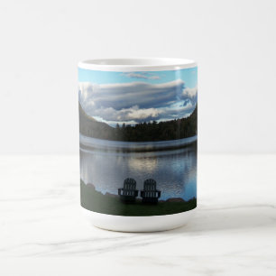Adirondack sitzt Tasse vor