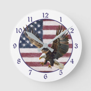 Adler auf gestresster Flagge landet Runde Wanduhr