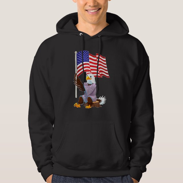 Adler, der auf Holzstumpf sitzt und einen amerikan Hoodie (Vorderseite)