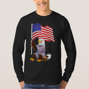 Adler, der auf Holzstumpf sitzt und einen amerikan T-Shirt