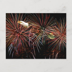 Adler, der durch Feuerwerk fliegt Postkarte