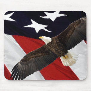 Adler fliegt über amerikanische Flagge Mousepad