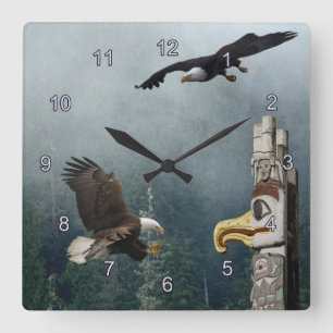 Adler, Totem Pole & Forest Fantasy Art Clock Quadratische Wanduhr