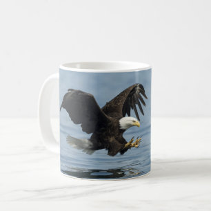 Adler über Ansatz Kaffeetasse