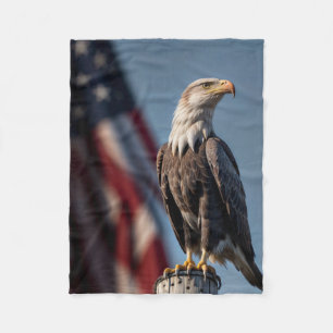 Adler und amerikanische Flagge Fleecedecke