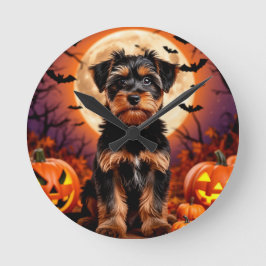 Adlige Welpe mit Halloween-Hintergrund Runde Wanduhr