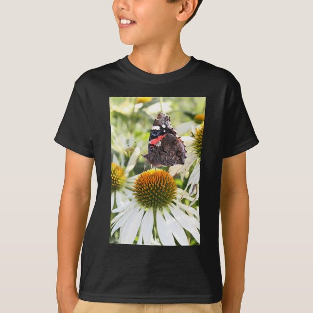 Admiral Butterfly auf Blume T-Shirt (Vorderseite)