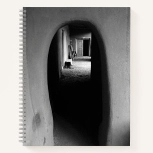 Adobe Passageway im Südwesten: Schwarzweiß-Foto Notizbuch