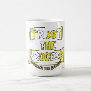 ADOM "Vertrau dem Prozess" Damen Grafik T-Shirt Kaffeetasse