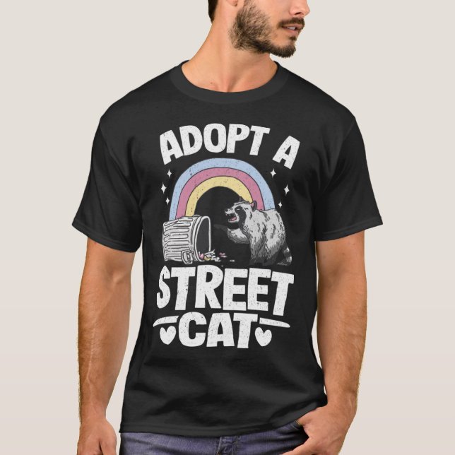 Adoptier A Street Cat Rainbow Funny Raccoon Pullov T-Shirt (Vorderseite)