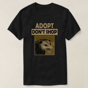Adoptier, schreie nicht Opposum an. T-Shirt
