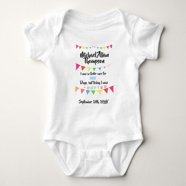 Adoptiert von der Pflegesorgfalt - Name-Shirt Baby Strampler (Vorderseite)