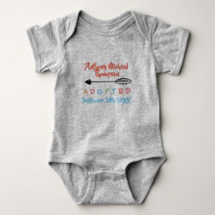 Adoptiert von der Pflegesorgfalt - Name-Shirt Baby Strampler