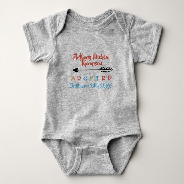 Adoptiert von der Pflegesorgfalt - Name-Shirt Baby Strampler (Vorderseite)