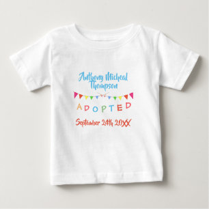 Adoptiert von der Pflegesorgfalt - Name-Shirt Baby T-shirt