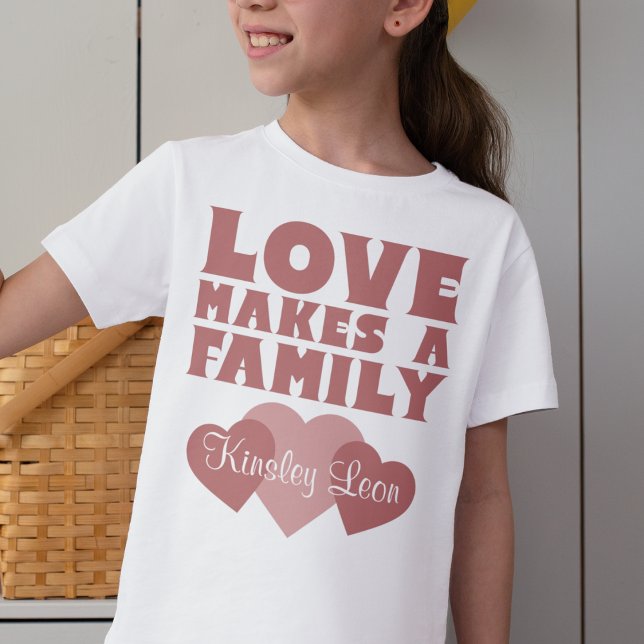 Adoption hört "Liebe macht eine Familie" Individue T-Shirt ("love makes a family" adoption day t-shirt. Pink with roses and custom name)