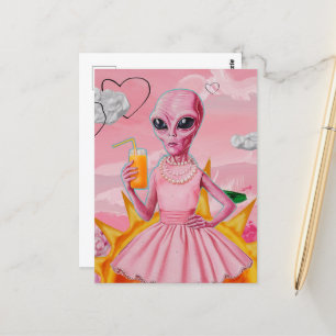 Adorable Alien Lady in Rosa mit Orangensaft Postkarte