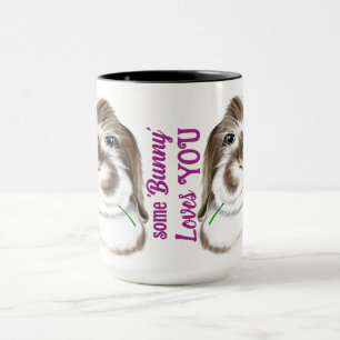 Adorable American Fuzzy Lop Rabbit mit rosa Tulip Tasse