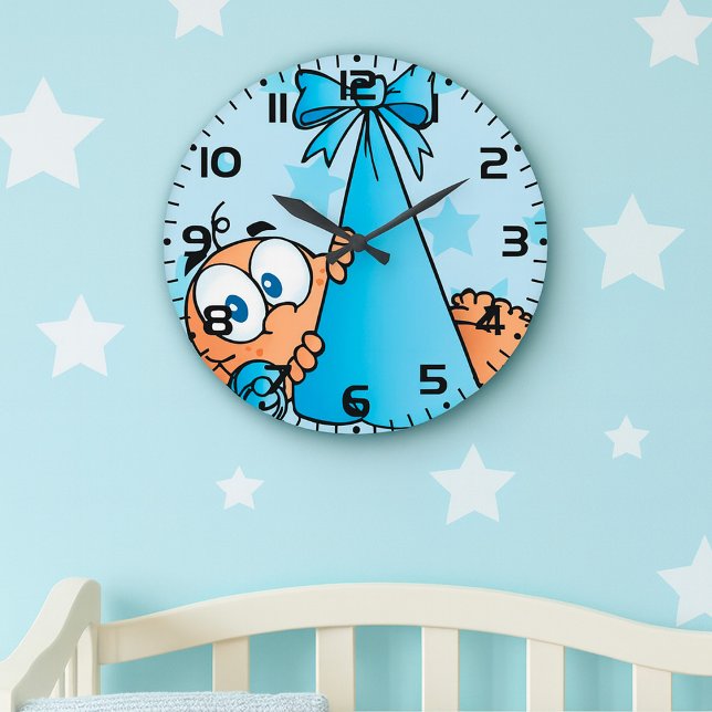 Adorable Baby Boy mit Schnuller in einer Trage Große Wanduhr (Von Creator hochgeladen)