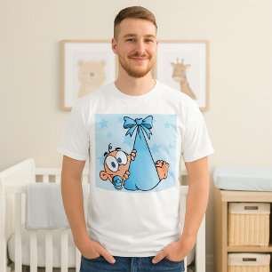 Adorable Baby Boy mit Schnuller in einer Trage T-Shirt