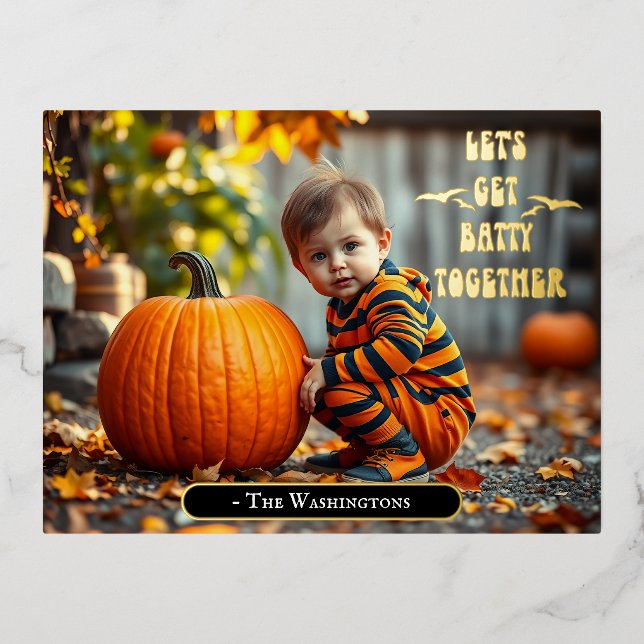Adorable Baby mit Halloween Pumpkin Folie Einladungspostkarte (Vorderseite)