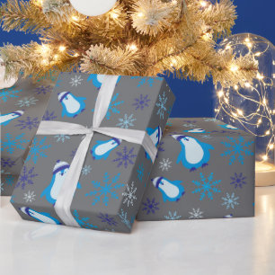 Adorable blaue Pinguine und Schneeflocken Grau nah Geschenkpapier