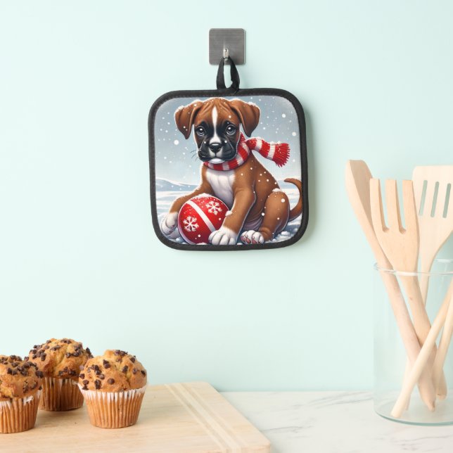 Adorable Boxer Welpe in Snowy Landschaft Topflappen (Insitu (Hängend))