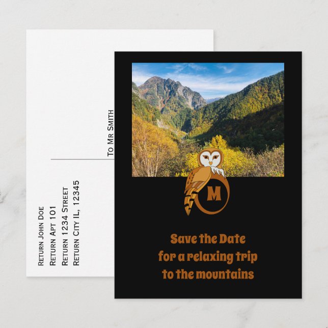 Adorable Britische Eule Nesting auf Monogram Egal  Einladungspostkarte (Vorne/Hinten)