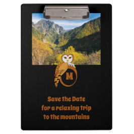 Adorable Britische Eule Nesting auf Monogram Egal  Klemmbrett