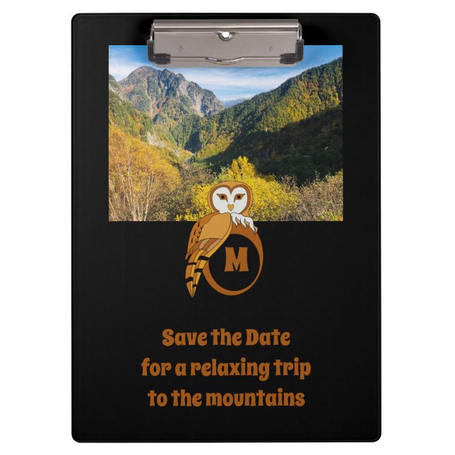 Adorable Britische Eule Nesting auf Monogram Egal  Klemmbrett (Vorderseite)