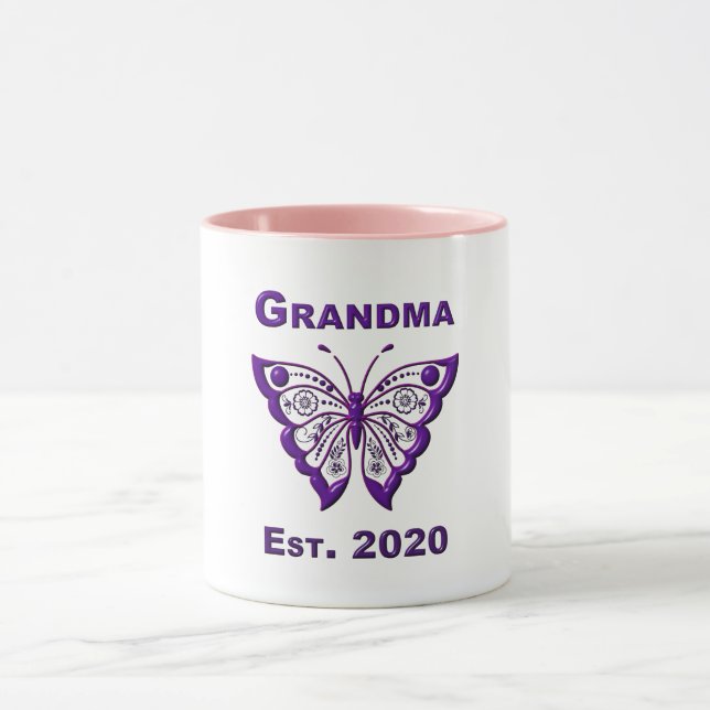 Adorable Butterfly Oma "Est 2020" Tasse (Zentrum)