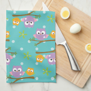 Adorable Cartoon Style Owls auf Zweigdruck Geschirrtuch