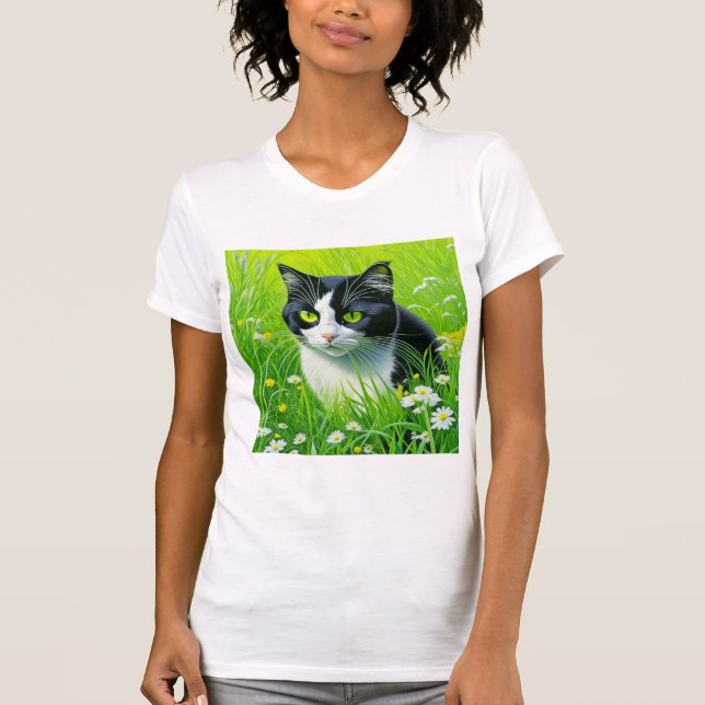 Adorable Cat sitzend in einem Bereich der Daisies T-Shirt (Vorderseite)