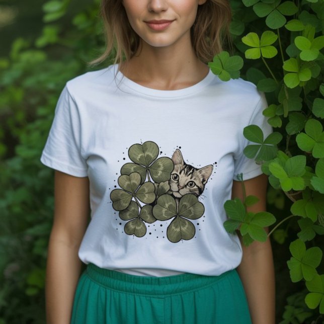 Adorable cat surrounded by green clover leaves Tri-Blend shirt (Von Creator hochgeladen)