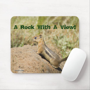 Adorable Chipmunk-Pitch über ein Rock-Foto Mousepad