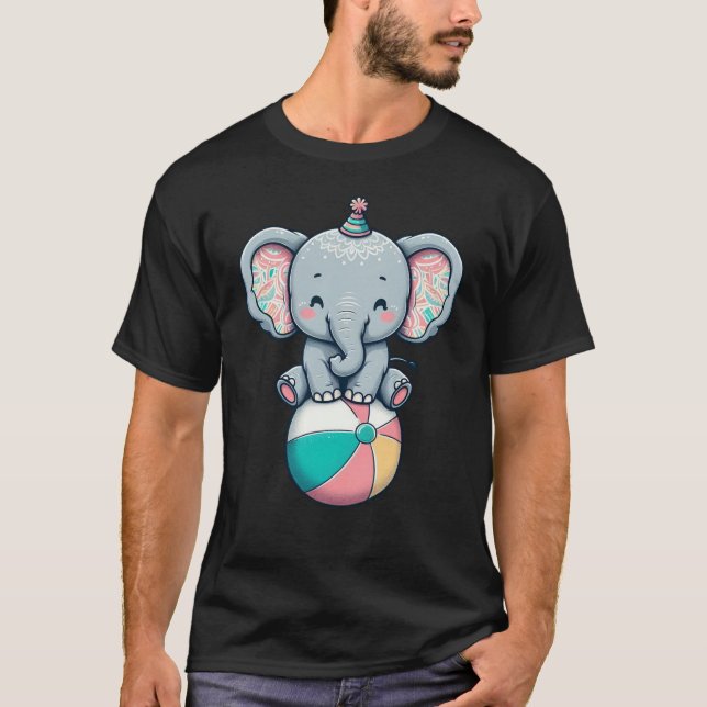 Adorable Circus Elephant auf einem Beach Ball T-Shirt (Vorderseite)