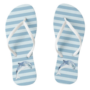 Adorable Dolphin auf hellblauen Streifen Flip Flops