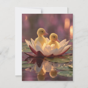 Adorable Ducklings in einer Wasserlilie-Blume Postkarte